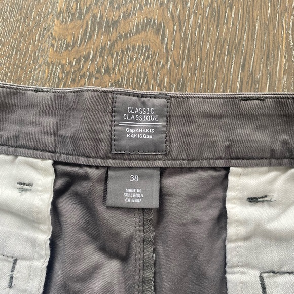 Men’s GAP Classic Khakis Shorts - Size Large - Picture 2 of 4